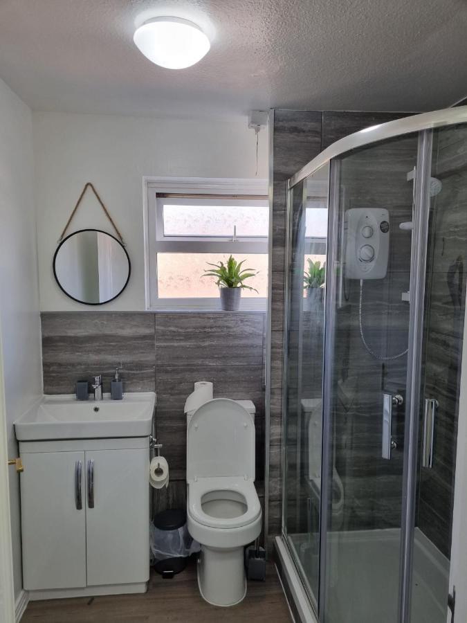 Centrally Located W/ Free Parking & Smart Tv Лідс Екстер'єр фото