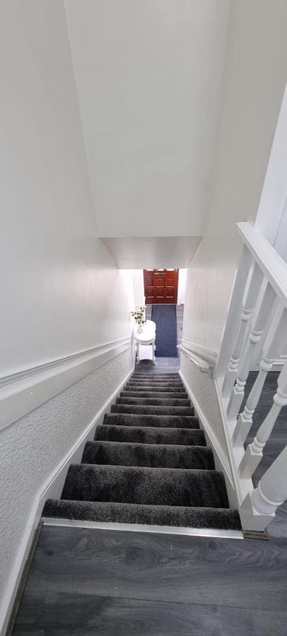 Centrally Located W/ Free Parking & Smart Tv Лідс Екстер'єр фото
