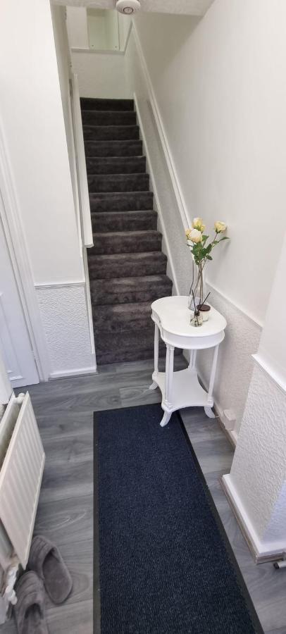 Centrally Located W/ Free Parking & Smart Tv Лідс Екстер'єр фото